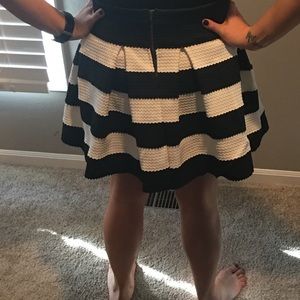 BLACK & WHITE STRECH SKIRT